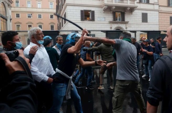 Protestojnë dhunshëm italianët, tentojnë ta sulmojnë Kryeministrinë