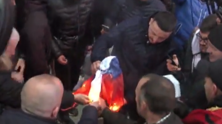 U dogj flamuri serb, shoqërohen 13 persona në polici