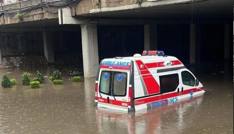 Shpëtohen 15 qytetar të ngujuar në bulevardin tek sheshi Skënderbeu