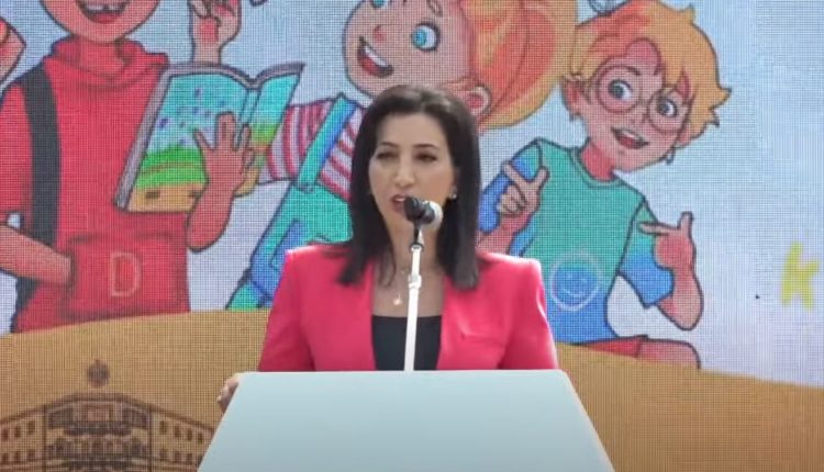 Ministrja shqiptare e Arsimit: Abetarja e përbashkët i fshin kufijtë Shqipëri-Kosovë