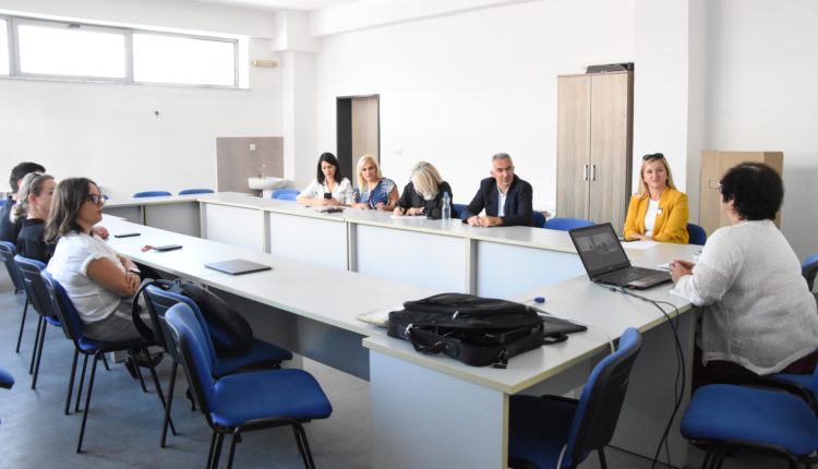 Dekani i Fakultetit Pedagogjik, Prof. Dr. Lulzim Mehmedi e priti në takim pune, Prof. Dr.  Joana Koszewskën nga Universiteti Pedagogjik i Krakovit të Polonisë