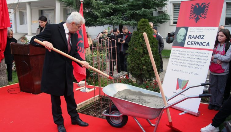 Ali Ahmeti sot në Gjilan ku u vendos gurthemeli i shtatores së heroit, Ramiz Cernica