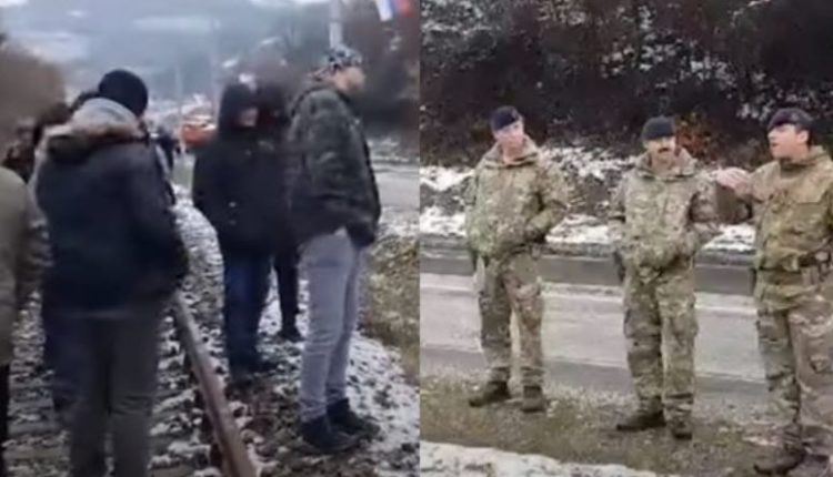 VIDEO/ Tensionet në veri të Kosovës, ushtarët e KFOR-it i afrohen barrikadave, pyesin serbët se kush po i drejton