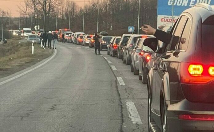 Kolona deri në tri kilometra në kufirin Serbi-Kroaci