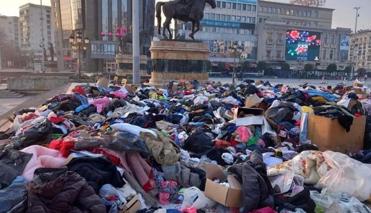 Sheshi i Shkupit është kthyer në një vendgrumbullim mbeturinash, prej ndihmave që qytetarët i dhuruan për Turqinë dhe Sirinë (VIDEO)