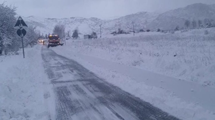 Dimri nuk ka ikur ende, borë në rrugën Gostivar – Kërçovë