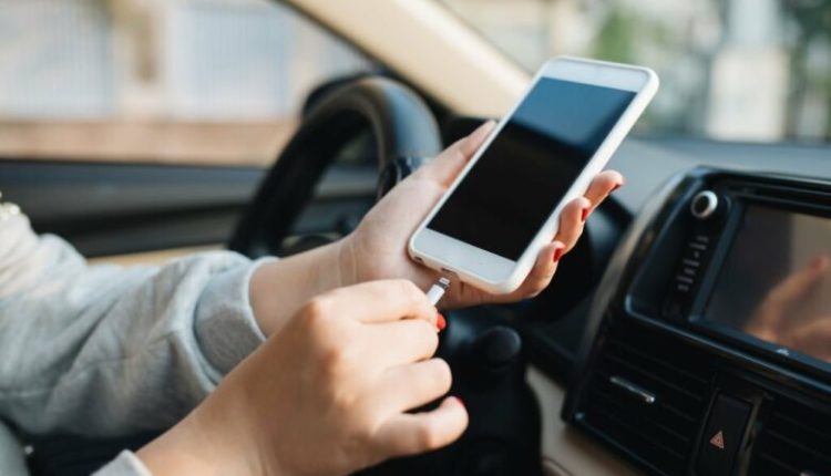 Kuptoni arsyet pse nuk duhet të karikoni telefonin tuaj në makinë