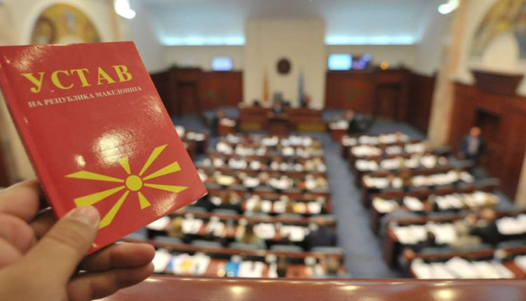Analistët: Nëse VMRO-DPMNE mbron interesin shtetëror, duhet të votojë për ndryshimet kushtetuese