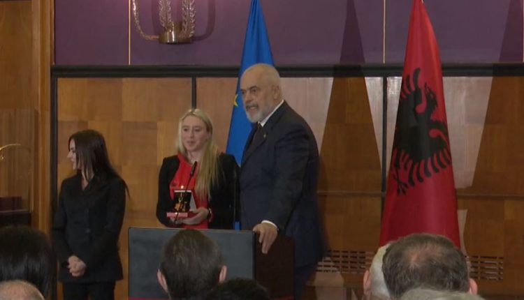 Ceremonia për 7 ‘yjet e mirënjohjes publike’, Rama batuta me skiatoren italiane: Të morën mësysh