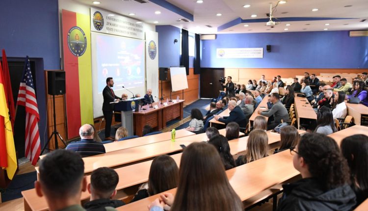 Në UT u mbajt ligjëratë e hapur me temë “Toka, burim i jetës”