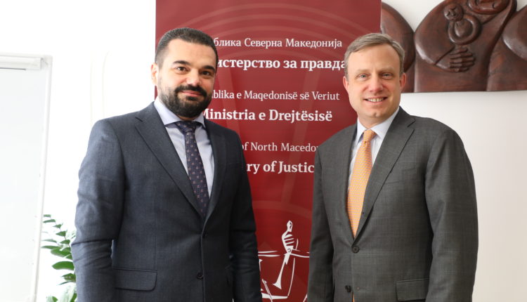 Ministri i Drejtësisë, Krenar Lloga, realizoi takim me Zëvendës Shefin e Misionit të Ambasadës së Shteteve të Bashkuara të Amerikës në Shkup, Eric Meyer