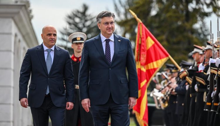 Kryeministri Kovaçevski priti Kryeministrin e Kroacisë, Plenkoviq, me nderimet më të larta shtetërore dhe ushtarake