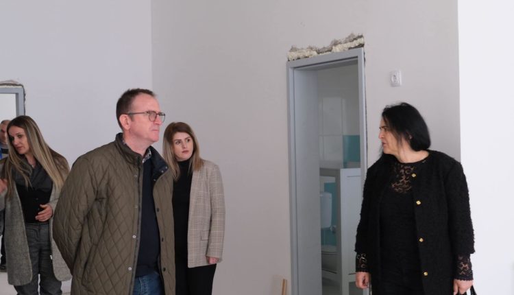 Kryetari Arben Taravari inspektoi punimet në çerdhen e re