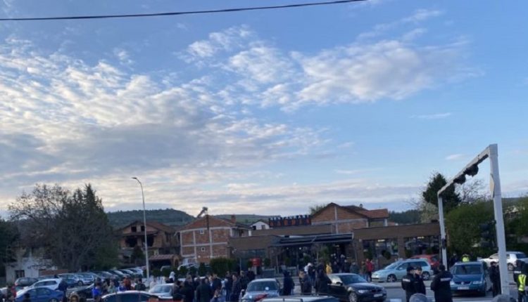 Banorët e Gërçecit bëjnë iftar në rrugë: Nuk dorëzohemi deri në zgjidhje të problemit
