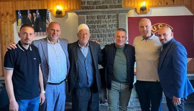 Babai i Granit Xhakës viziton babain e Thaçit në Burojë