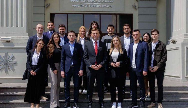 Studentët kaluan një ditë në MPJ: Osmani iu përgjigj hapur pyetjeve të liderëve të ardhshëm