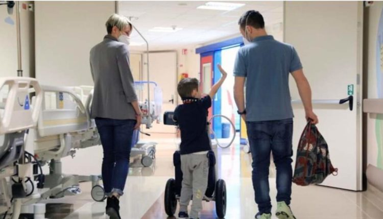 Për herë të parë në Itali/ 6-vjeçari me zemër artificiale largohet nga spitali
