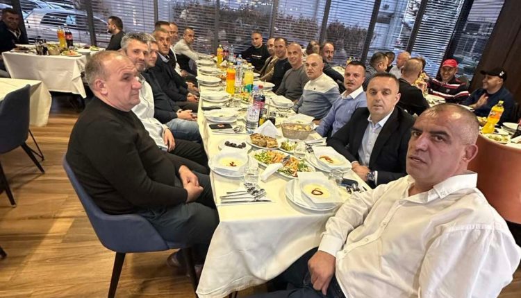 Hazbi Lika dhe Fatmir Dehari së bashku në iftar me ish bashkëluftarë