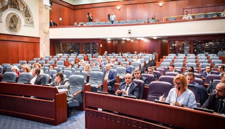 9 deputetë me certifikatë sigurie nga VMRO-DPMNE/ Kërkojnë që kryeministri t’ua dorëzojë marrëveshjen për korridoret