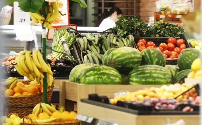 Inspektorati i Tregut në Maqedoni kontrollon çmimet e ngrira të perimeve dhe frutave, sot dy shkelje