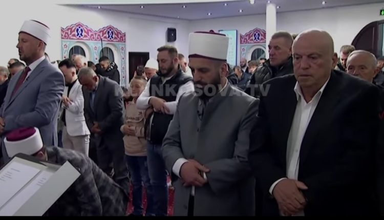 Falja e Fitër Bajramit në “Haxhi Ibrahim Devolli” në Pejë, festë me tekbire e ilahi (VIDEO)