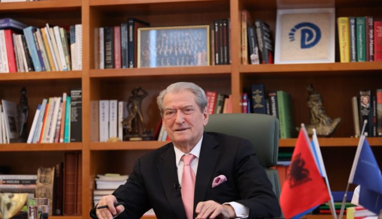 Thënia e ditës/ Berisha: Unë jam Stiv Xhobs, jam si kreu i Apple!