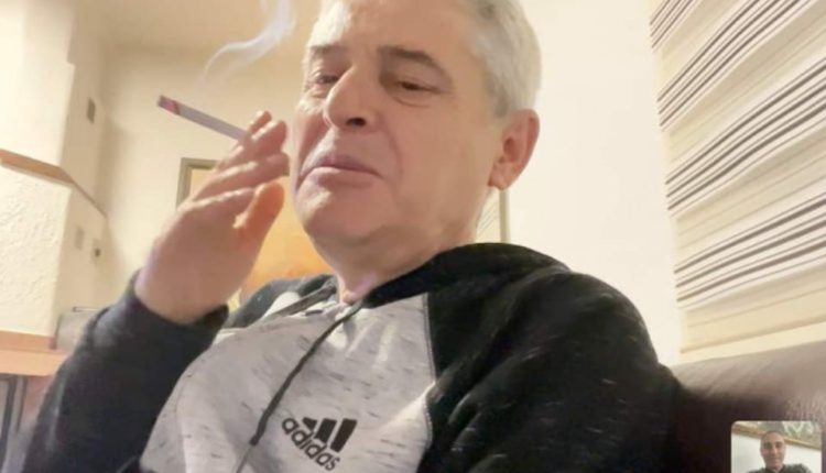 Grubi poston foto të Ahmetit: Duhon për qejfi sonte me tymin drejt e përpjetë