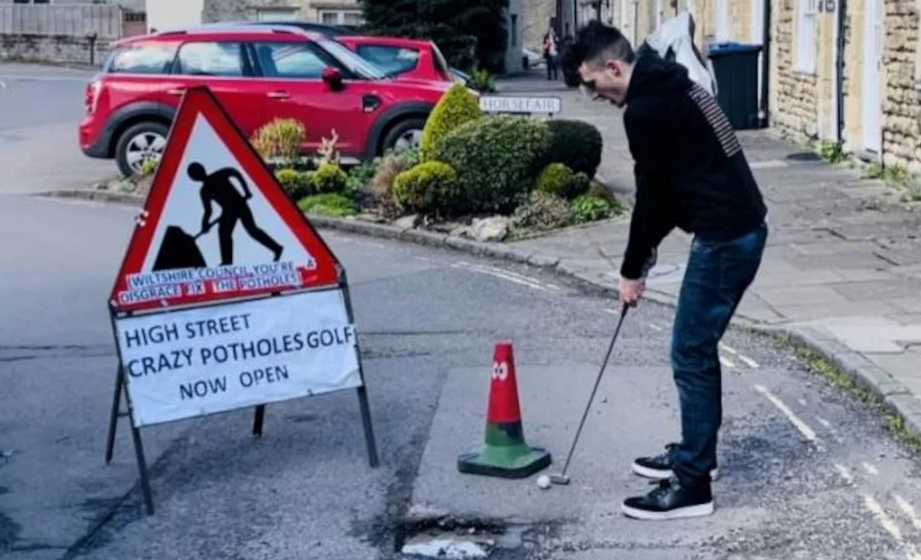 I zhgënjyer nga qeveria, britaniku gjen zgjidhjen ideale: Përdor gropat në  rrugë për të luajtur golf – Tetova Sot