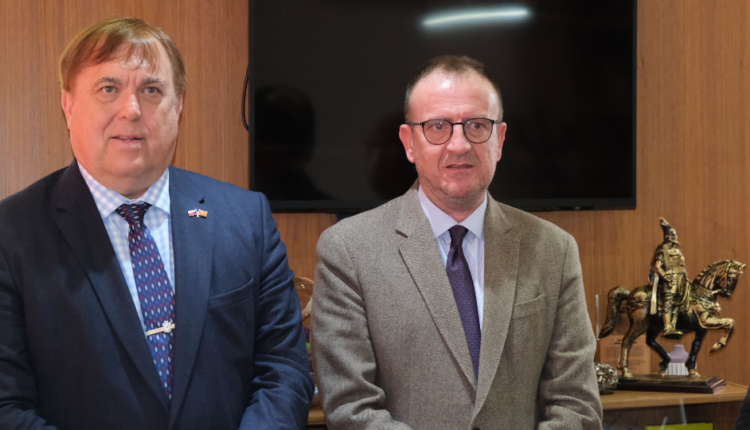 Kryetari Arben Taravari pret në takim ambasadorin e Çekisë, Jarosllav Ludva