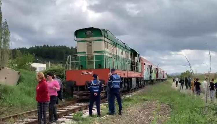 Treni i linjës Laç-Shkodër përplas një person në Lezhë