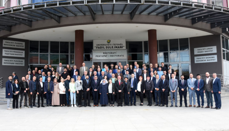 Në Ditën e Dëshmorëve të Kombit u përkujtua dëshmori i arsimit shqip dhe studentët heronj të Universitetit të Tetovës