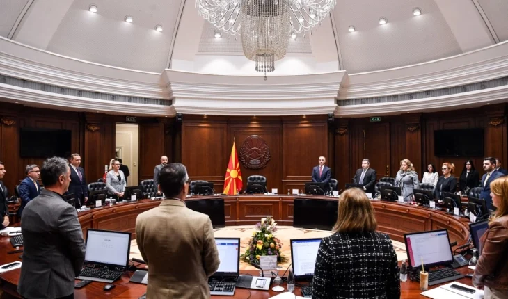 Me një minutë heshtje për viktimat në Serbi filloi mbledhja e sotme qeveritare