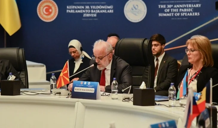 Xhaferi: Qëndrojmë fuqishëm me popullin e Ukrainës dhe u bëjmë thirrje të gjitha palëve të kërkojnë zgjidhje paqësore të konfliktit