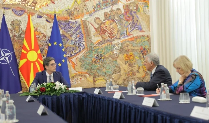 Takim i presidentit Pendarovski me Den Shehtman, fitues i çmimit Nobel për kimi në vitin 2011