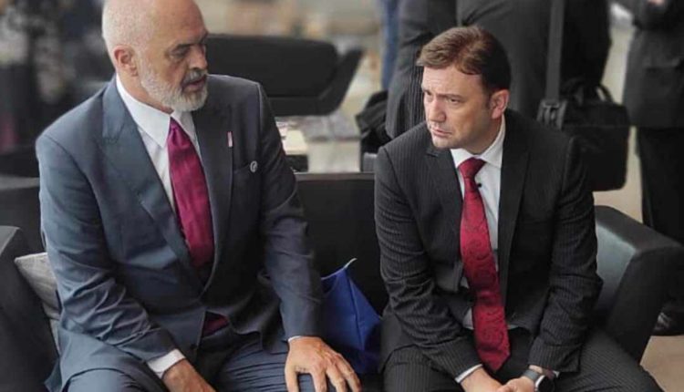 Për çfarë po bisedojnë Rama dhe Osmani? (FOTO)