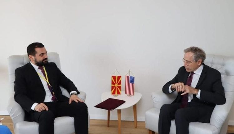 Lloga takoi prokurorin amerikan, Brus Shvarc
