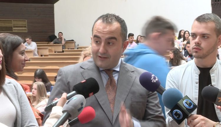 Shaqiri: Dëftesat do të merren në kohë