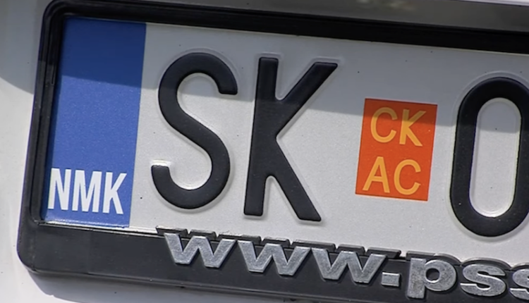 Stiker “NMK” në vend të targave të reja, lehtësohet xhepi i qytetarëve
