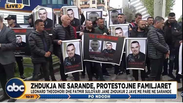 “Intesifikoni kërkimet”/ Zhdukja e 46-vjeçarëve në Sarandë, protestojnë familjarët