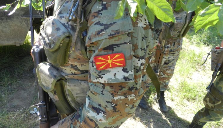 Kapet një pjesëtare e ushtrisë duke kërkuar 3 mijë euro ryshfet