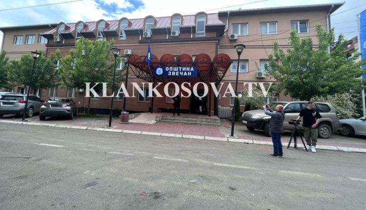 Flamuri i Kosovës vendoset edhe në Komunën e Zveçanit, mbi mbishkrimin cirilik