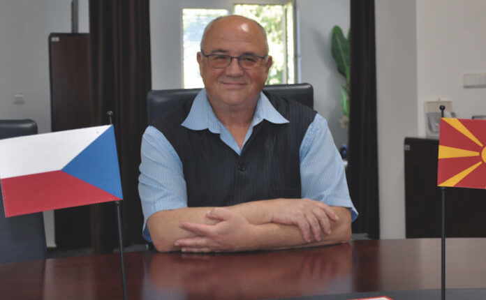 Ambasadori i Maqedonisë në Pragë prezanton gruen e tij si atashe, e shkarkojnë nga detyra