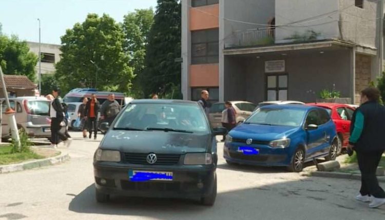 Kaos me vend parkimet në Spitalin e Tetovës, bllokohet edhe autoambulanca