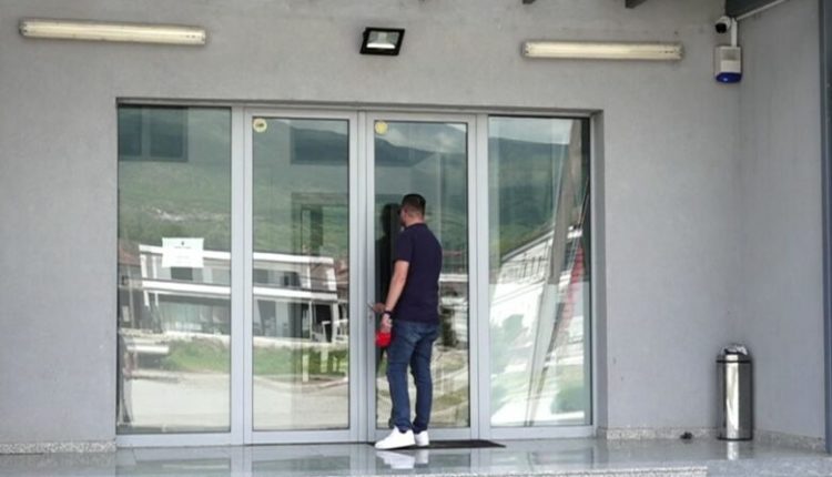 Dyert e komunës së Haraçinës mbeten të mbyllur
