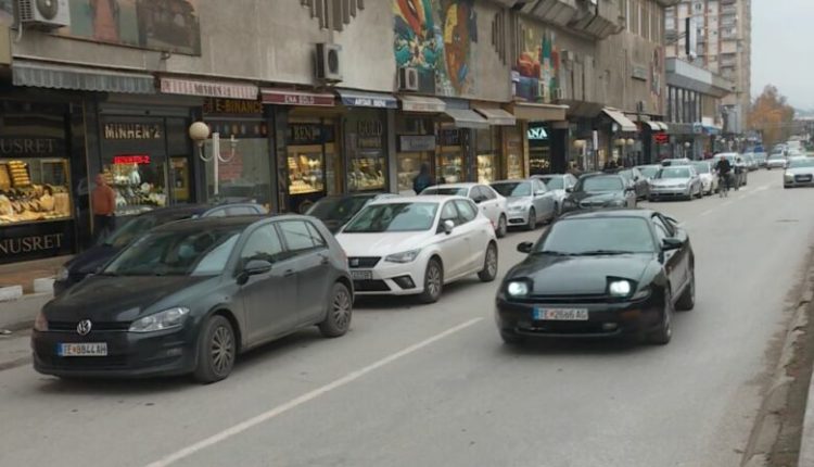 Tetovarët adhurues të targave të veçanta/ Paguajnë 73 mijë denarë që në vend të numrave të vendosin emrin