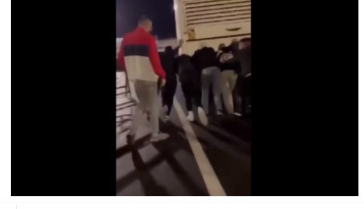 (VIDEO) Nxënës nga Kavadari e shtyjnë autobusin që duhet ti çoj në ekskurzion në Francë