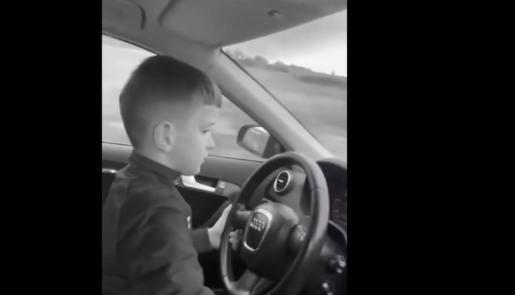 7 vjeçari vozit veturën mbi 100km/h në një rrugë të Kosovës, madje bënë tejkalime të rrezikshme