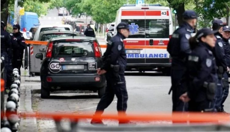 Vazhdojnë çmenduritë: Studenti serb vizatoi trupa të përgjakur në klasë, arrestohet nga policia