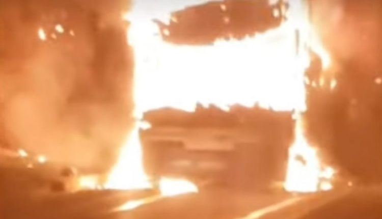 Autobusi bëhet “shkrumb e hi” në rrugën Kërçovë – Strugë