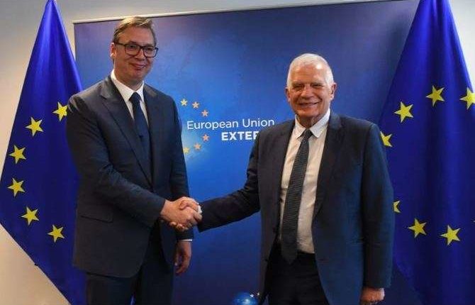 Vuçiqi takon Borrellin: Interesat e popullit serb në Kosovë janë mbi të gjitha